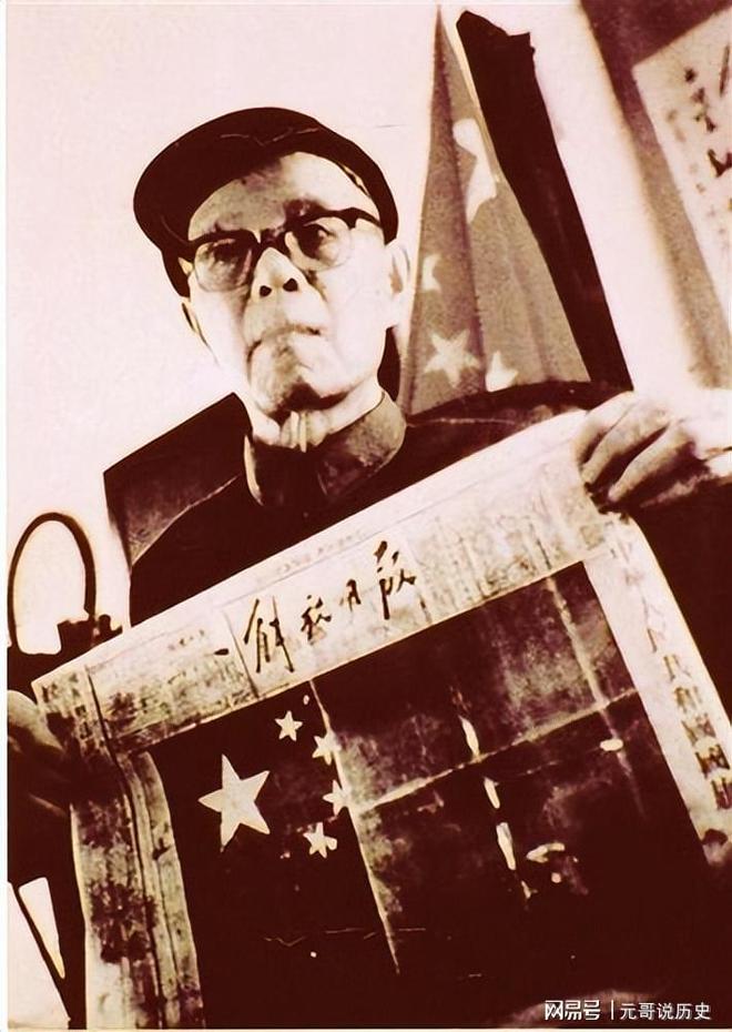 开国大典林伯渠宣布：请毛主席升旗工作人员小声提醒：缺一个字